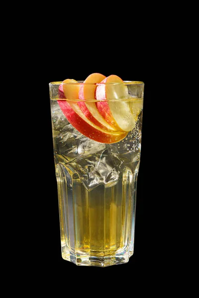 Cocktail d'été avec pomme sur fond noir isolé — Photo