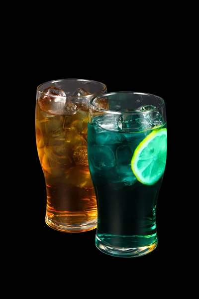Due cocktail estivi su sfondo nero isolato — Foto Stock