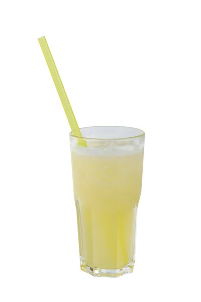 Cocktail estivo giallo su sfondo bianco isolato — Foto Stock