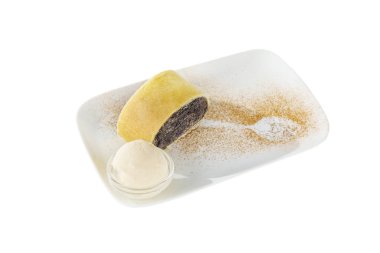 Dondurmalı haşhaşlı kek, izole edilmiş beyaz.