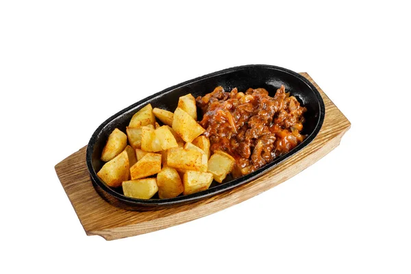 Картофель с мясом на сковороде изолированы — стоковое фото
