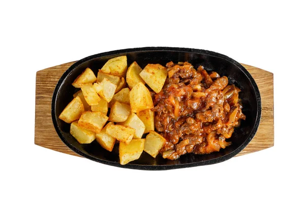 Картофель с мясом на сковороде изолированы — стоковое фото