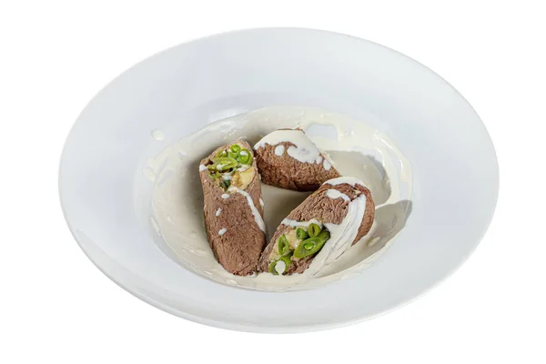 Мясной рулет с овощами заполнения соус изолированный белый — стоковое фото