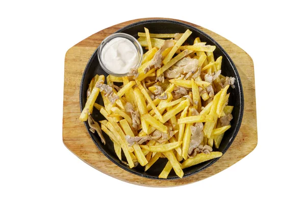Potatis, pommes frites med kött på stekpannan isolerad — Stockfoto
