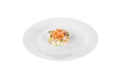 Plaka beyaz izole bezelye ile Rus salatası