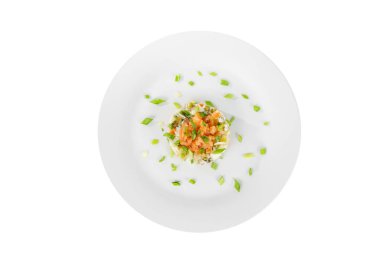 Plaka beyaz izole bezelye ile Rus salatası