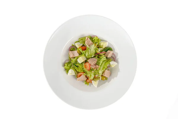 Insalata Cesare con tonno su piatto bianco isolato — Foto Stock