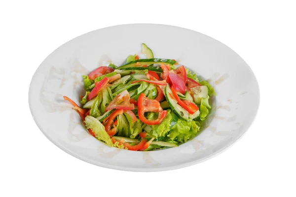 Salada de legumes com molho em prato branco isolado — Fotografia de Stock