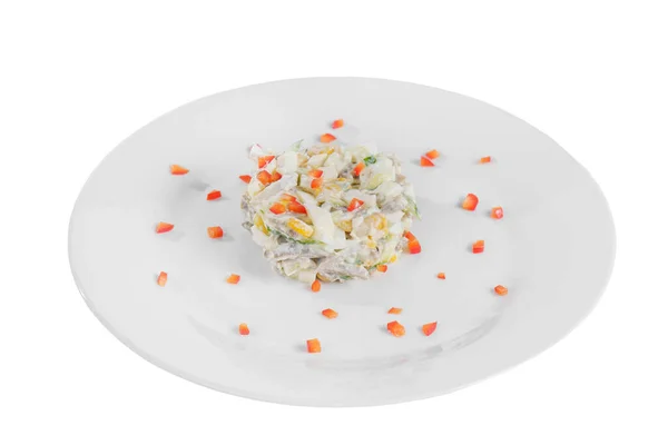 Salada com milho e pimentão no prato branco isolado — Fotografia de Stock
