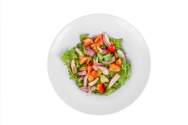 Insalata di verdure con salsa sul piatto bianco isolato — Foto Stock