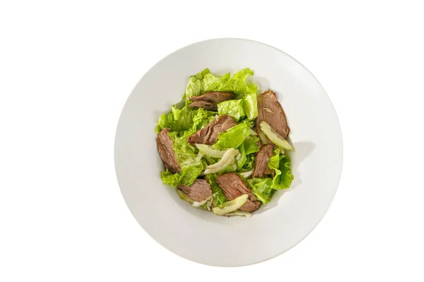 Salade avec viande sur assiette blanc isolé Photo De Stock