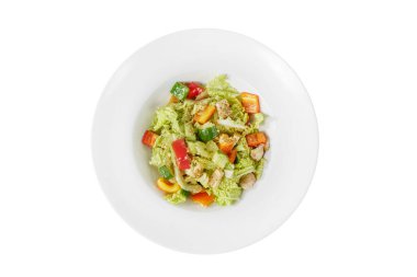 Sezar Salata tavuk plaka beyaz izole