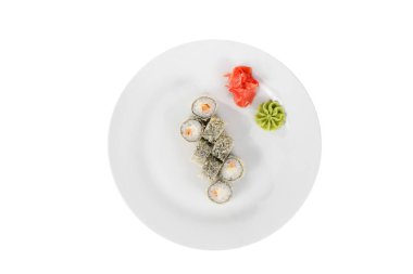 Suşi, börek, uramaki Alaska, et, peynir, terbiye edilmiş zencefil ve wasabi, yukarıdan izole edilmiş beyaz arka plan