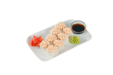 Suşi, börek, uramaki, lav soslu alaska, tobiko havyarı, çiğ deniz ürünleri, soya sosu, marine edilmiş zencefil ve wasabi. Menü, restoran ve kafe için yemek tabağı, beyaz izole arka plan, kenar görüş