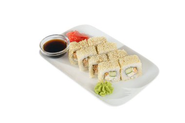 Suşi, börek, uramaki Alaska, avokado, salatalık, yengeç eti, çiğ deniz ürünleri, soya sosu, marine edilmiş zencefil ve wasabi. Tabakta yiyecek, beyaz izole edilmiş arka plan görünümü