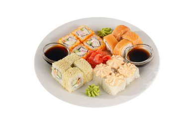 Suşi, bir beyaz izole arka plan üzerinde rulo