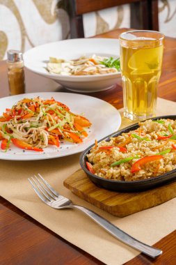 İş menüsü Combo akşam yemeği, üç çeşit yemek, tavuklu pilav ve sebze, sebze ve mantar salatası, fo bo çorbası, meyve suyu.