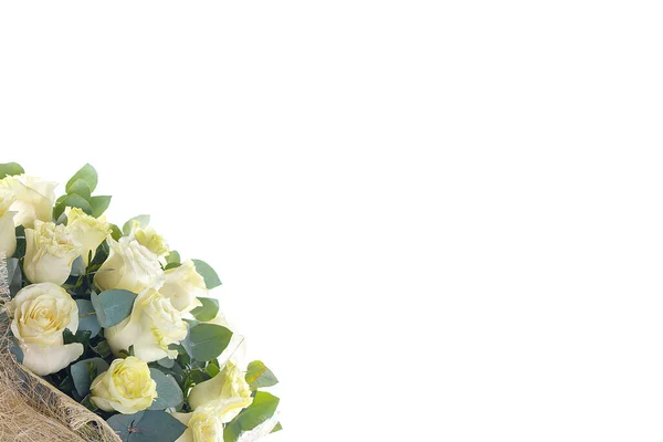 Buquê de rosas e eucalipto sobre um fundo branco — Fotografia de Stock