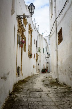 Dar sokakta Ostuni, Puglia, İtalya