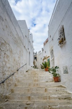 Alleyway ile merdiven Ostuni, Puglia, İtalya