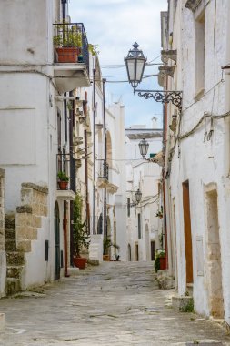 Dar sokakta Ostuni, Puglia, İtalya