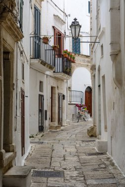 Dar sokakta Ostuni, Puglia, İtalya