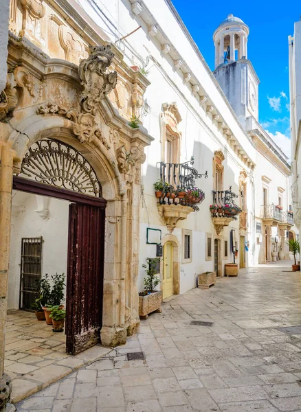 Sokakta Locorotondo, Puglia, İtalya