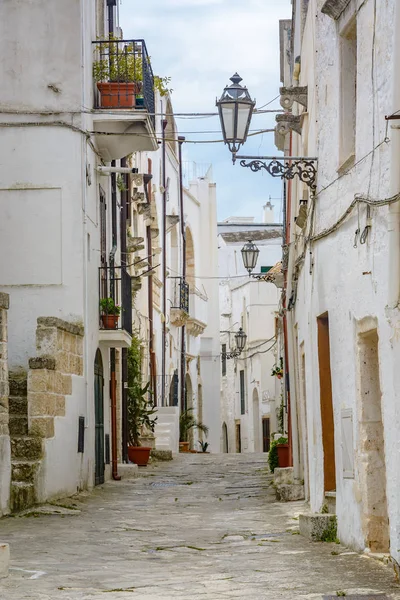 Dar sokakta Ostuni, Puglia, İtalya