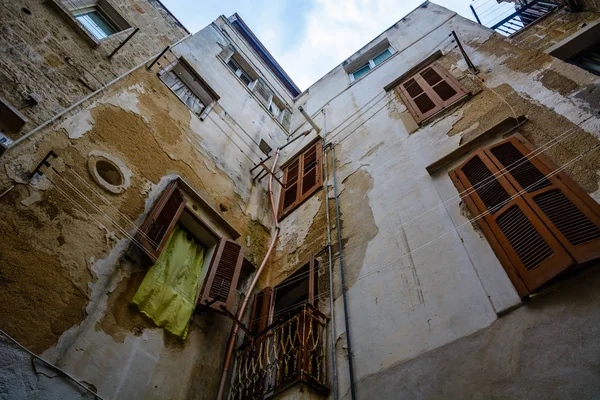 Blick nach oben in der Gasse in polignano a mare, Apulien, Italien — Stockfoto