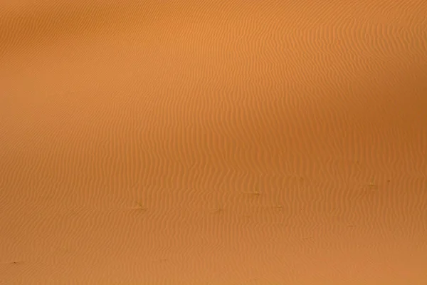 Sahara Çölü'nde kum çizgiler