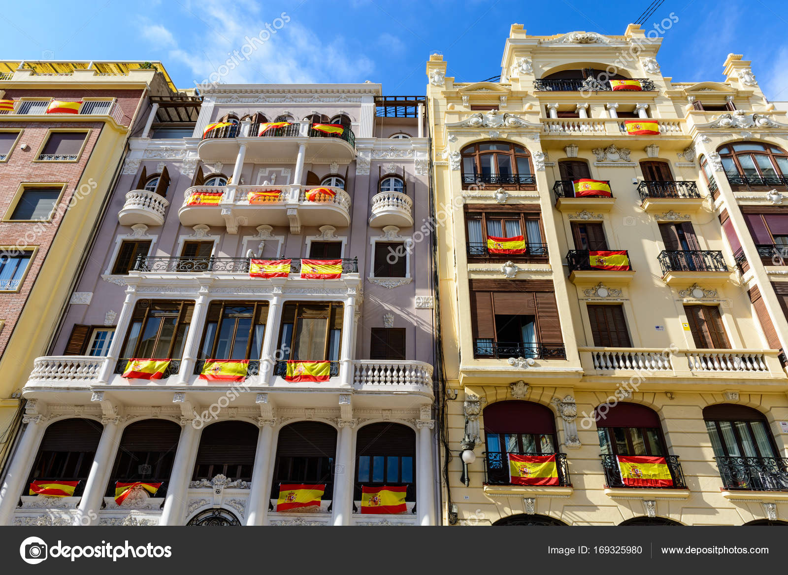 Banderas Españolas En Los Balcones Y Ventanas Foto - 