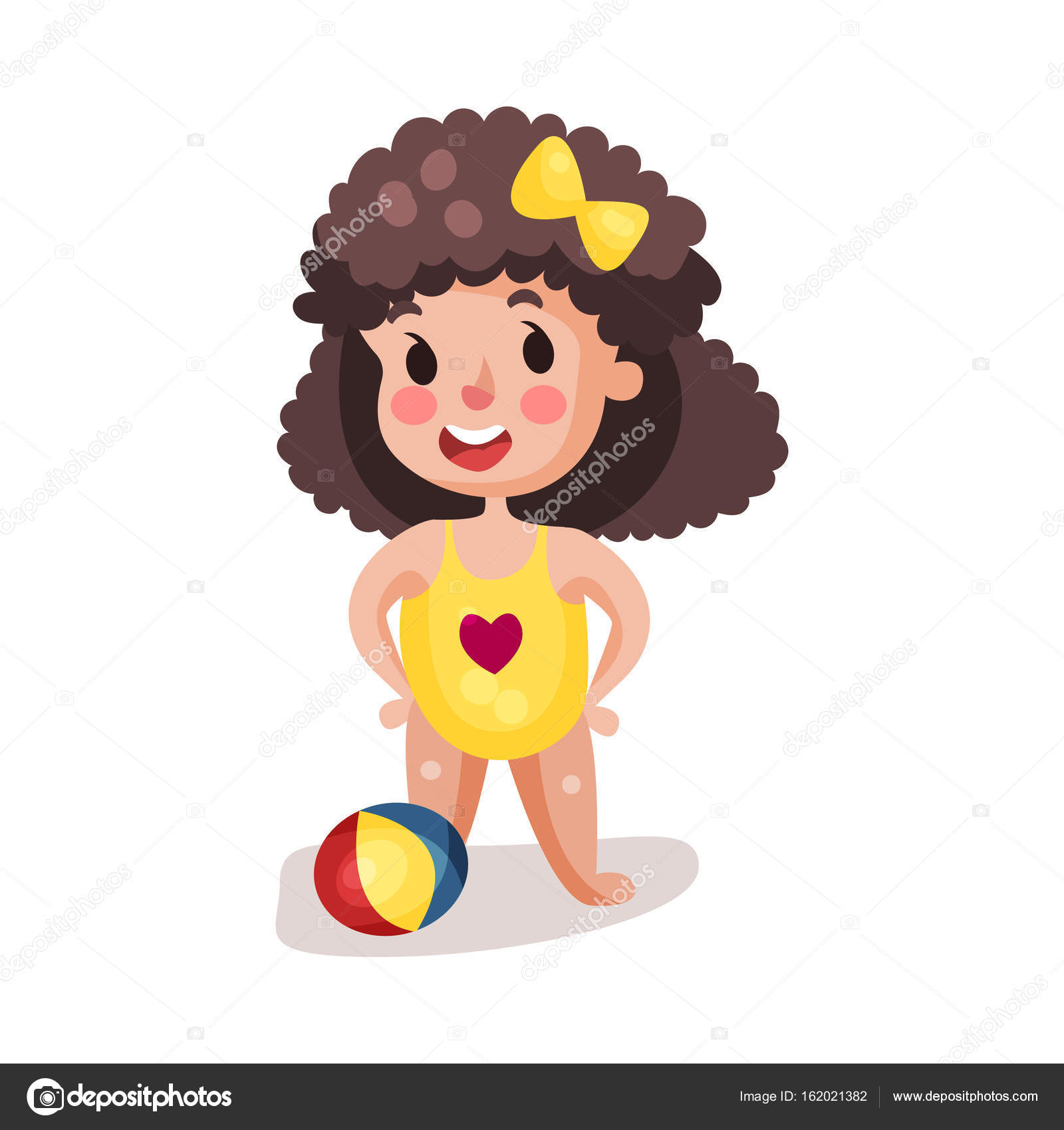 Ragazzino che porta costume da bagno giallo che gioca con una palla ragazzino divertirsi sul