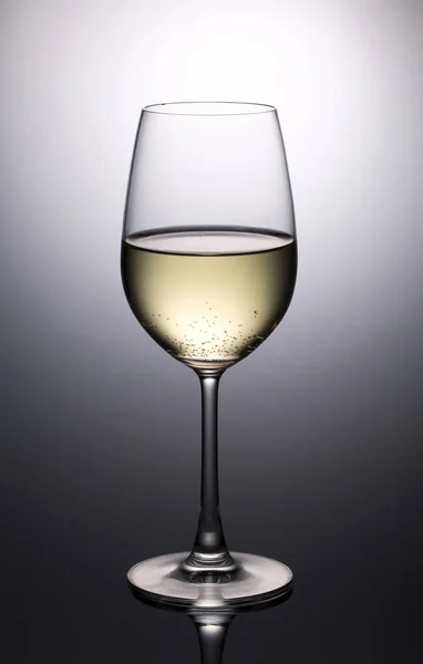 Lampka z pół białego wina — Zdjęcie stockowe