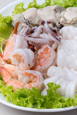 Buğulanmış karides ve kalamar ve çiğ istiridye