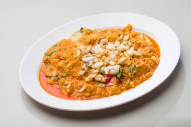 kızartılmış yengeç eti köri tozu ile karıştırın