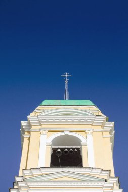 Mavi gökyüzüne karşı Ortodoks Hıristiyanlar Tapınağı.