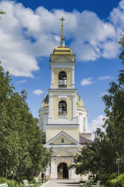 Tapınak Ortodoks Hıristiyanlar bir altın kubbesi ile beyaz bulutlar mavi gökyüzü karşı.