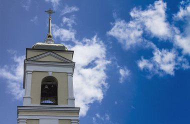 Tapınak Ortodoks Hıristiyanlar bir altın kubbesi ile beyaz bulutlar mavi gökyüzü karşı.