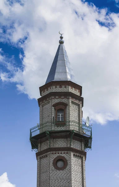 Moschea Dei Musulmani Sunniti Minareto Contro Cielo Blu Con Nuvole — Foto Stock