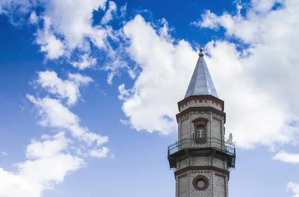 Moschea Dei Musulmani Sunniti Minareto Contro Cielo Blu Con Nuvole — Foto Stock
