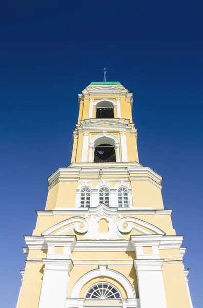 Chrám z ortodoxních křesťanů proti modré obloze. — Stock fotografie