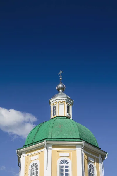 Tempel Der Orthodoxen Christen Gegen Den Blauen Himmel — Stockfoto