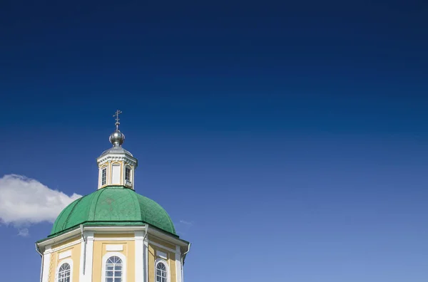 Chrám Ortodoxních Křesťanů Proti Modré Obloze — Stock fotografie