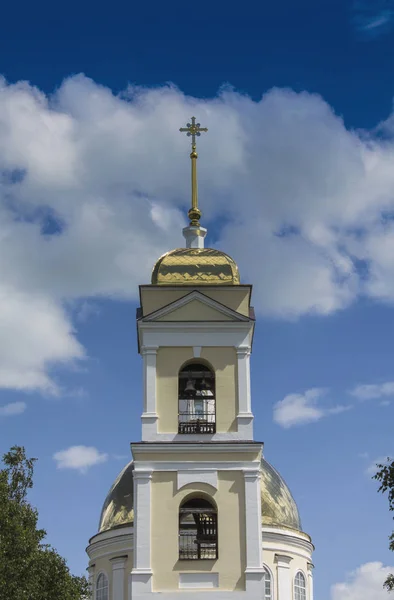 Tempio Dei Cristiani Ortodossi Con Una Cupola Oro Contro Cielo — Foto Stock