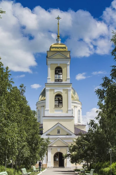 Tempio Dei Cristiani Ortodossi Con Una Cupola Oro Contro Cielo — Foto Stock