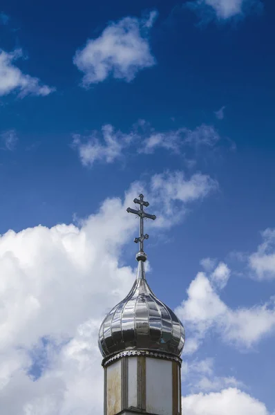 Templo Los Cristianos Ortodoxos Con Una Cúpula Plata Contra Cielo — Foto de Stock
