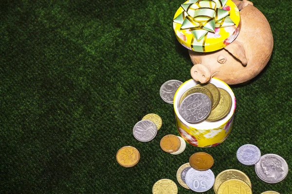 Tax Day Piggy Bank Yellow Gift Coins Green Carpet Background — Stock Photo, Image