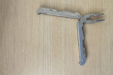 Ahşap arka plan üzerinde Metall çok araç