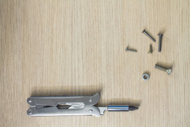 Ahşap arka plan üzerinde Metall çok araç