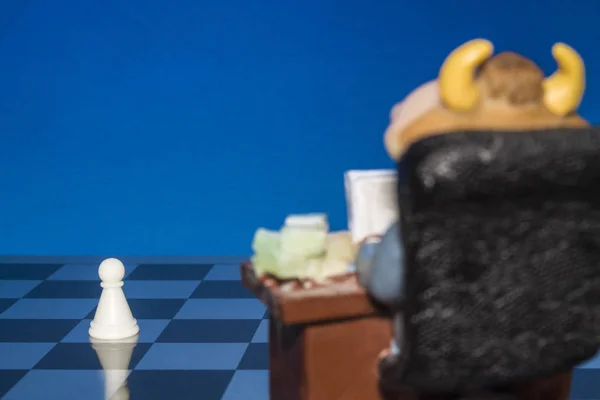 Шахматы Бизнес Маленькая Белая Фигурка Стоит Перед Большим Богатым Быком — стоковое фото